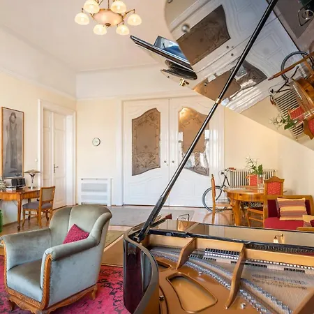 Stunning Spacious Art Nouveau Apart , Grand Piano דירה *