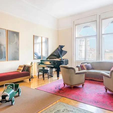 Stunning Spacious Art Nouveau Apart , Grand Piano *