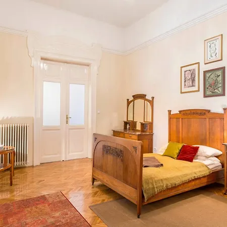Stunning Spacious Art Nouveau Apart , Grand Piano *