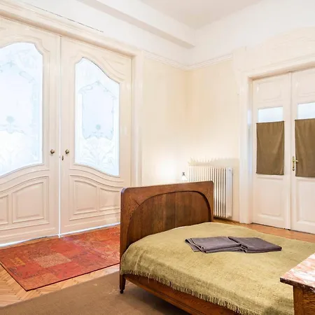 Stunning Spacious Art Nouveau Apart , Grand Piano Apartment *